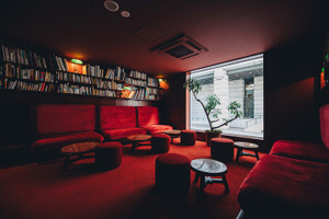 本を片手にお酒を嗜むのもステキ