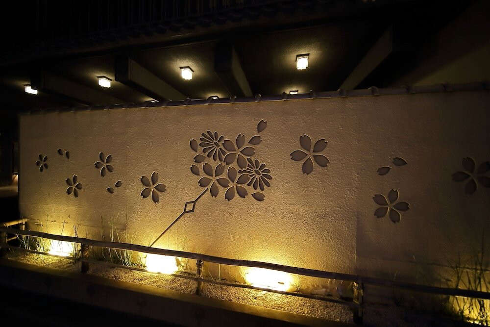 施設の正面 (日没後)