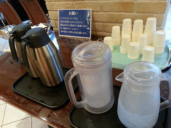 「ロイズ あいの里公園店」内観 834318 コーヒー＆お水置き場です。