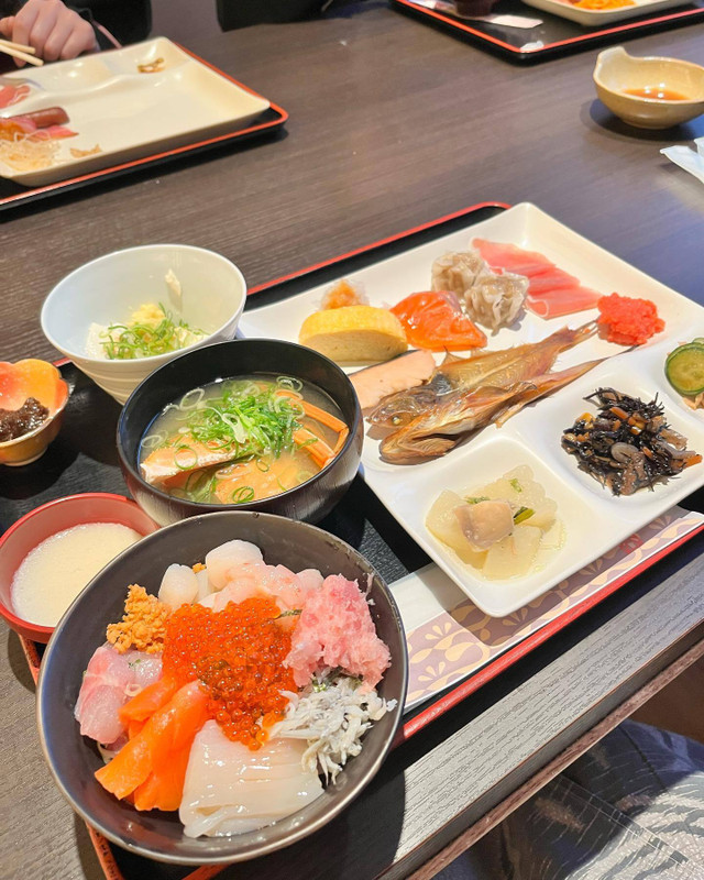 朝食ビュッフェの盛り付け例