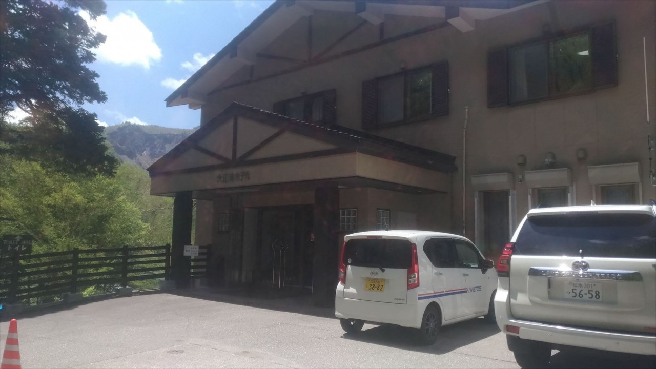 建物の右側に別施設として売店があるが、中に入ると気づかない