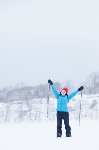 スノーシューをする女性