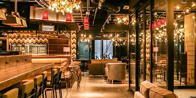 梅田ホリックホテル（大阪府 ビジネスホテル）：おしゃれなロビーラウンジは日中自由に利用可能。コンセント付きのカウンターもあってPC作業も捗る。 / 1