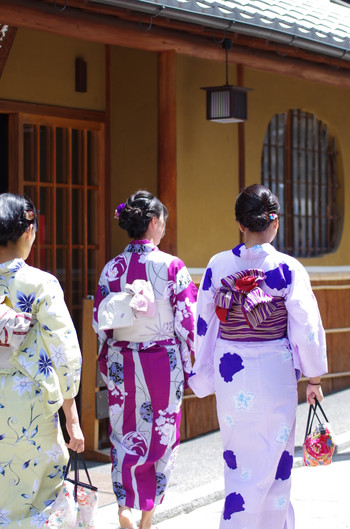京都を観光する着物の女性