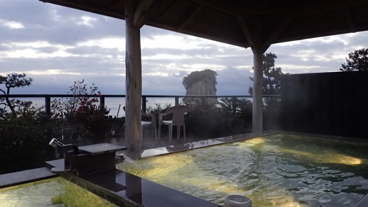 9.見附島と能登の海の絶景が広がる露天風呂「珠洲温泉 のとじ荘」3450599