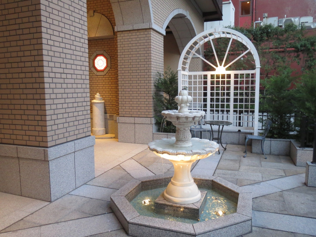 入り口　噴水や庭