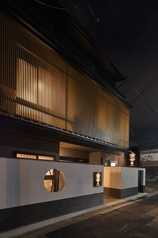 施設の正面 (日没後)