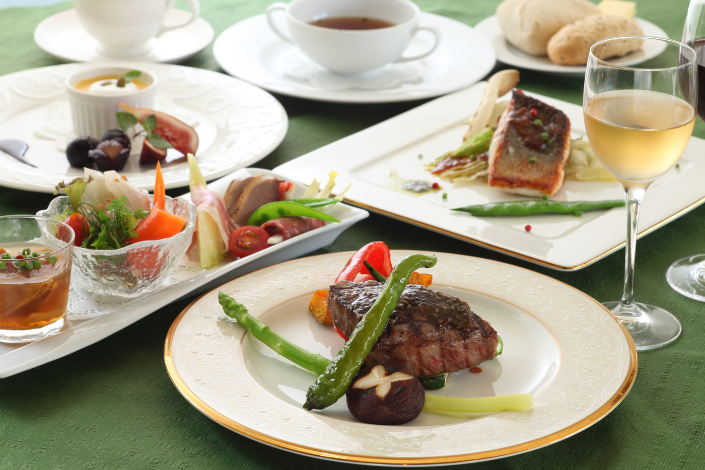 アンティーク家具とイングリッシュガーデンにうっとり3946411