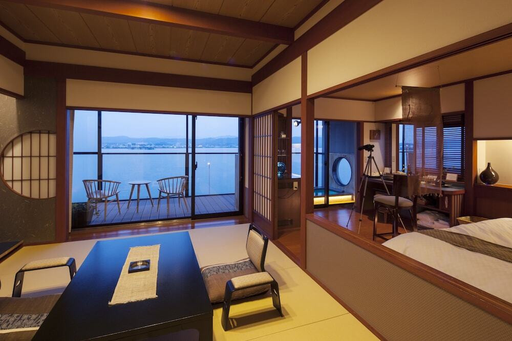 モダンな露天風呂に浸かりながら宍道湖を眺める贅沢3563271