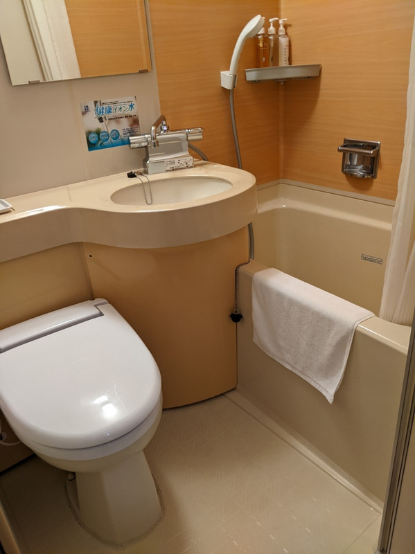 部屋にもバスルームはあります。