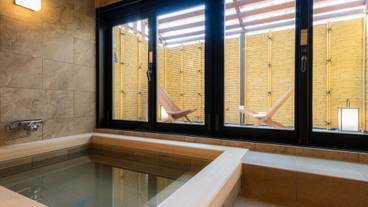 スイートルームの半露天風呂 / 3