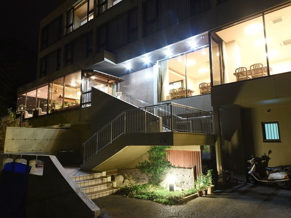 施設の正面 (日没後)