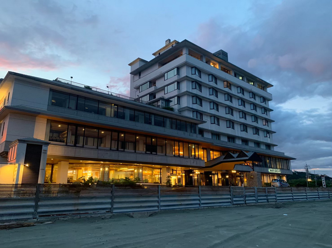 ホテル目の前の海岸を歩くのが気持ち良い