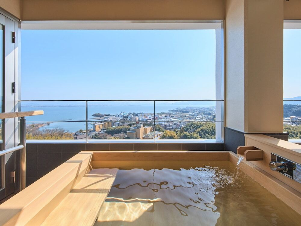 高台から琵琶湖を一望!露天風呂付き客室で優雅な湯浴みを3981920