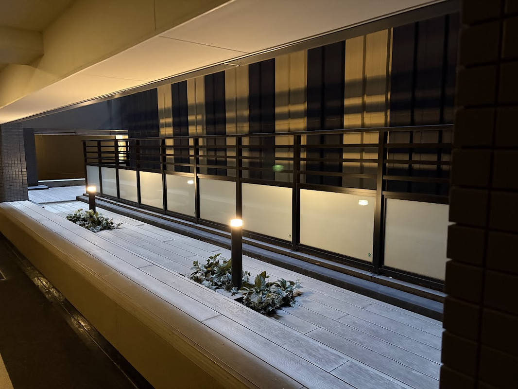 客室階の廊下が吹き抜けで、暑いし、雨が落ちてくる。