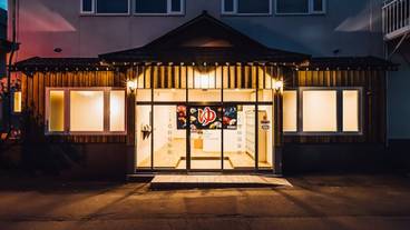 施設の正面 (日没後) / 1