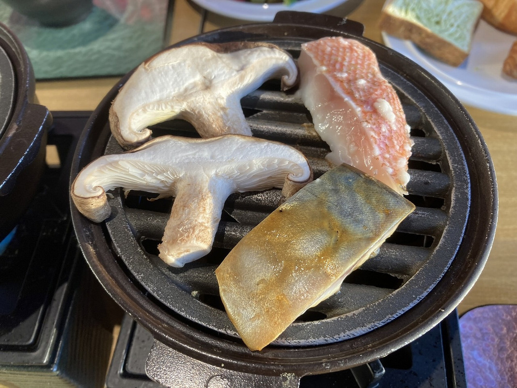 朝食はテーブルにあるコンロで椎茸と魚を焼いていただけます