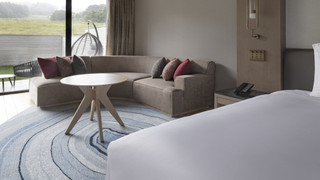 プレミアム ルーム クイーンベッド 2 台 (Outdoor Living Area)