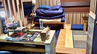 [瑠璃の間/Ruri-Ma:202号室] スタジオベーシック: 埋込式シングルベッド/布団 専用バスルーム (シャワーブース/シャワートイレ) 禁煙