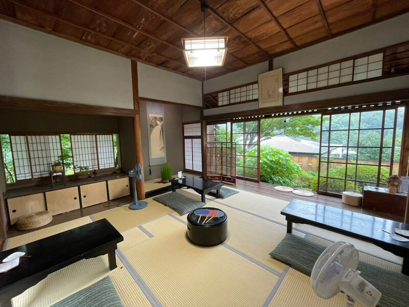 宿から徒歩約10分、源範頼の墓のすぐ隣に佇む古民家カフェ「茶庵 芙蓉」。注文を受けてから生地を練って作るという白玉は、もっちり柔らかい / 1
