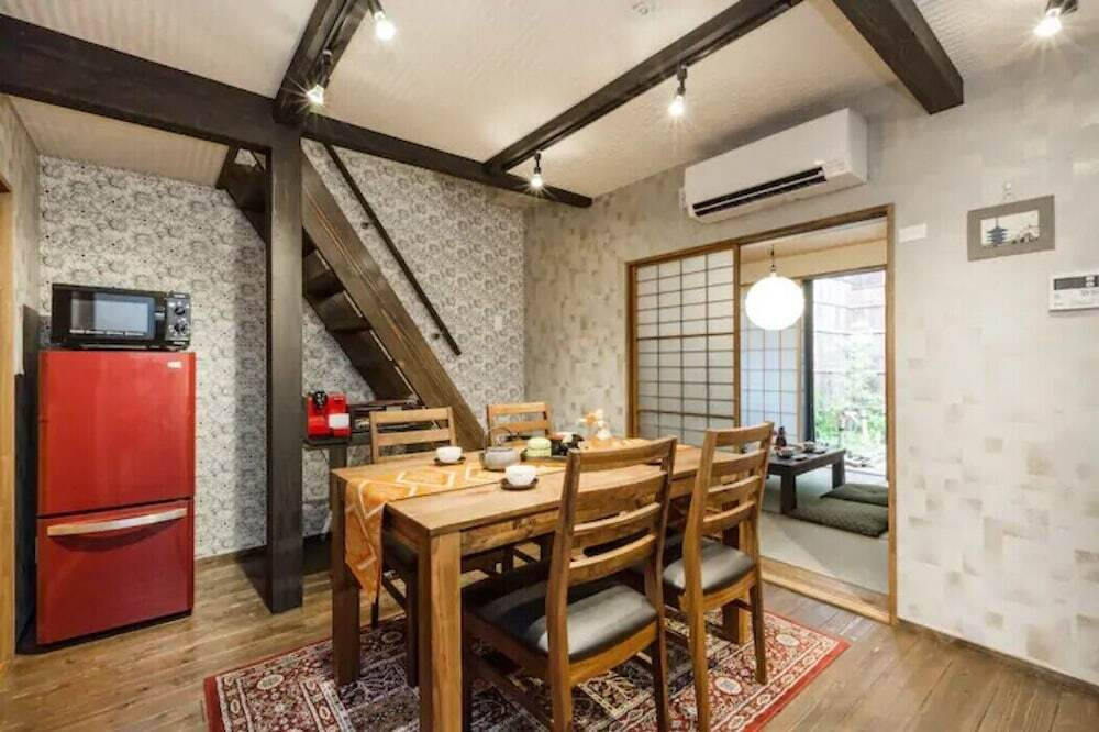 客室内のダイニングエリア