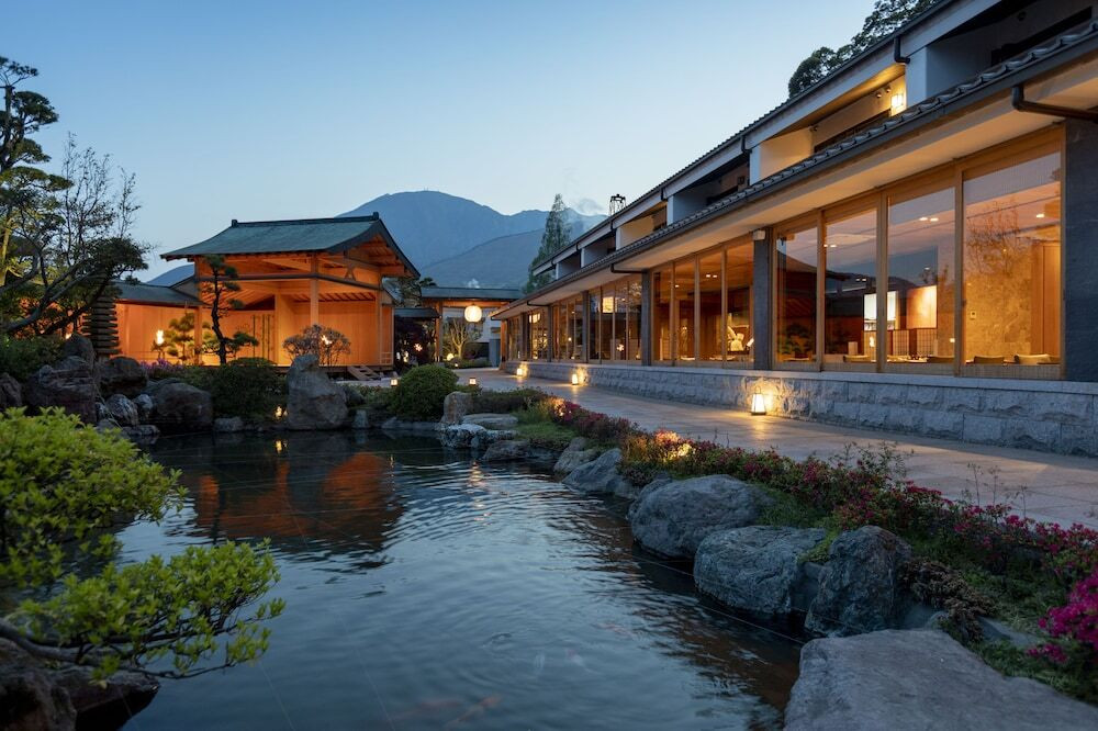 池に鯉が泳ぐ庭園