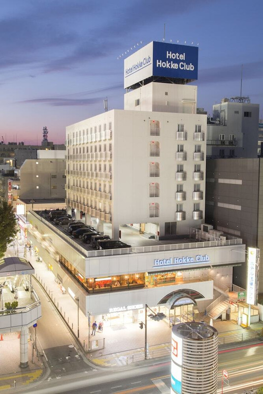 施設の正面 (日没後)