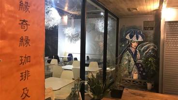 施設の正面 (日没後) / 2