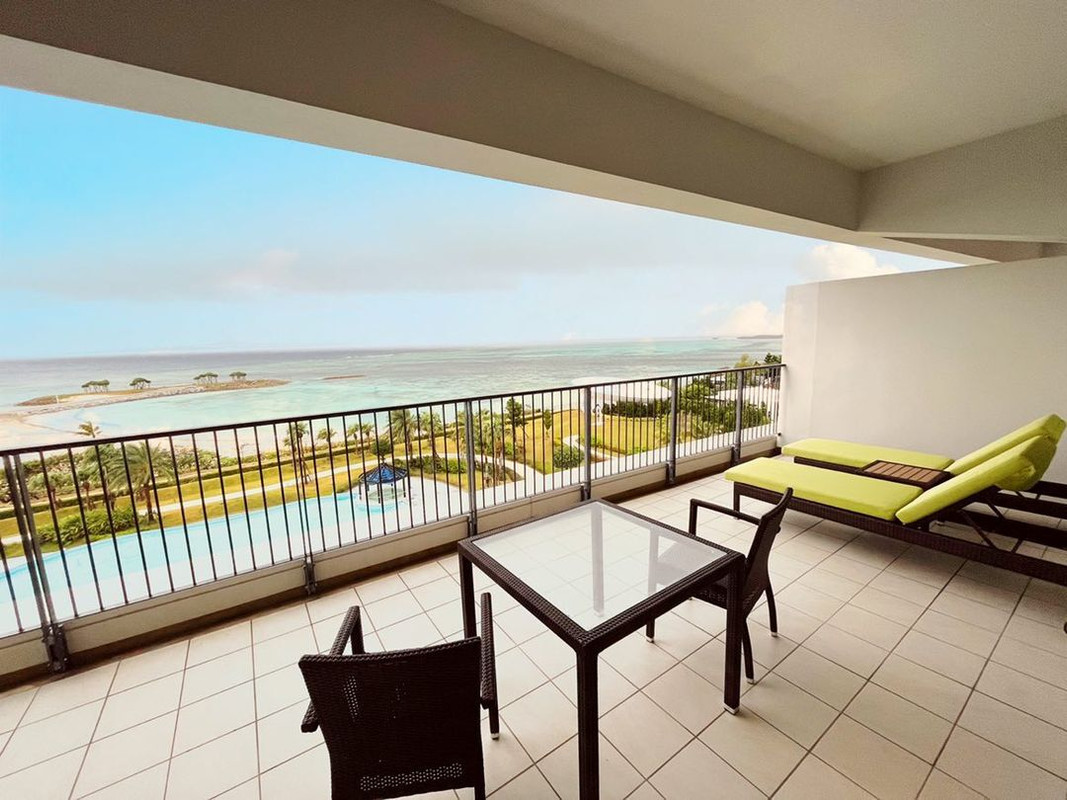 クラブウィングのスイートルーム棟は備瀬のフクギ並木側に建ち、眺望も抜群！ / 1