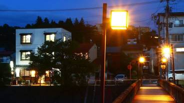 施設の正面 (日没後) / 2