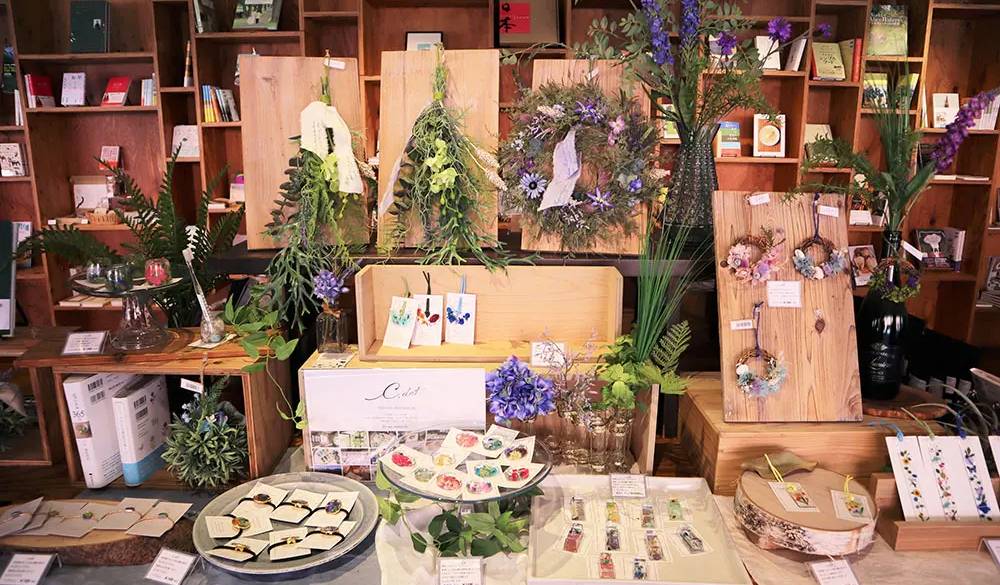 カフェ内には雑貨やステーショナリーの販売も。ワインを楽しんだ後は、一息ついたり、お買い物したりと充実した時間を過ごせます。