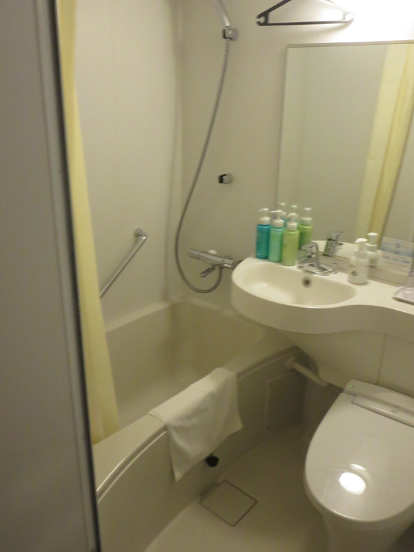 ユニットタイプのお風呂はやや広めです。