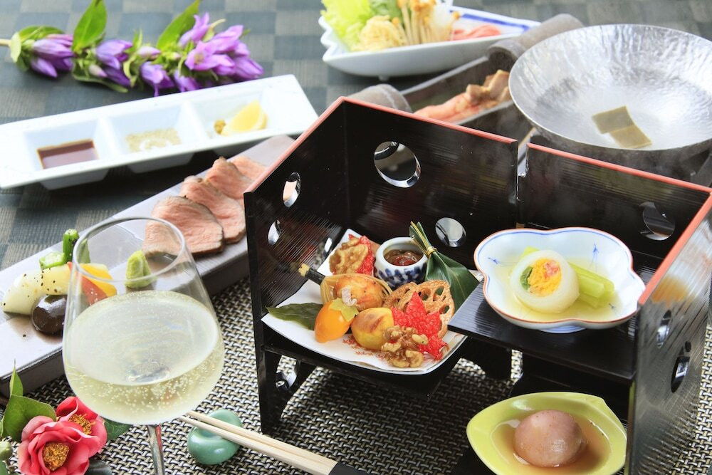 紅葉と向かい合って夕食タイム3434892