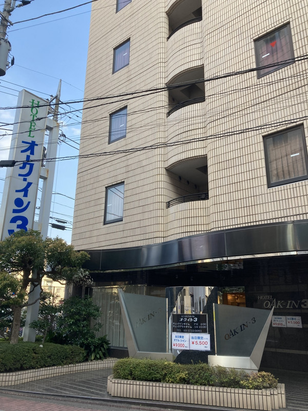 少し年代を感じる外観のホテルです