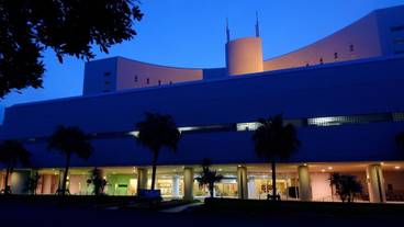 施設の正面 (日没後) / 1