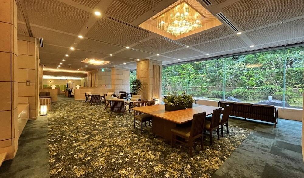 日本庭園が見えるロビー / 1