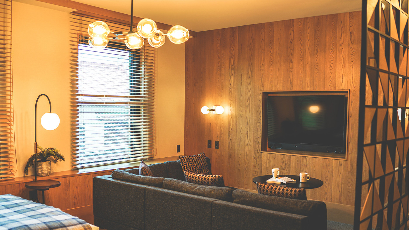 別荘　休暇を楽しむカップル