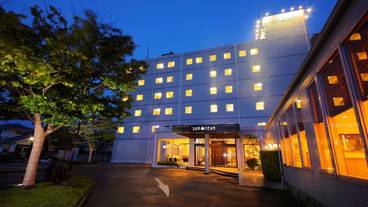 施設の正面 (日没後) / 6