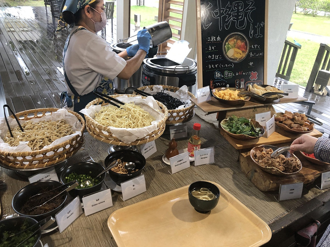 朝食：沖縄そばをオーダーで作っていただけます。