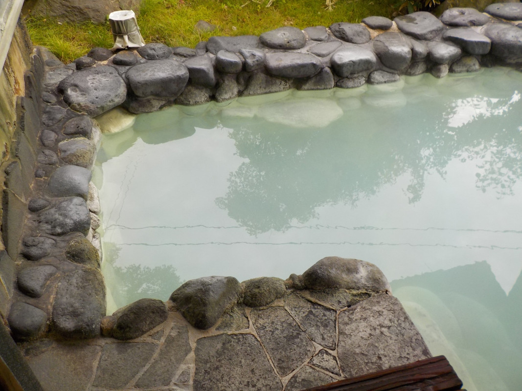 露天風呂は、やや狭め。