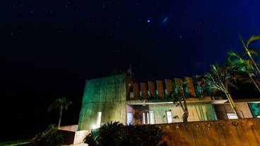 施設の正面 (日没後) / 1