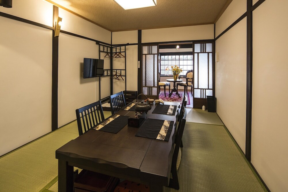 客室内のダイニングエリア