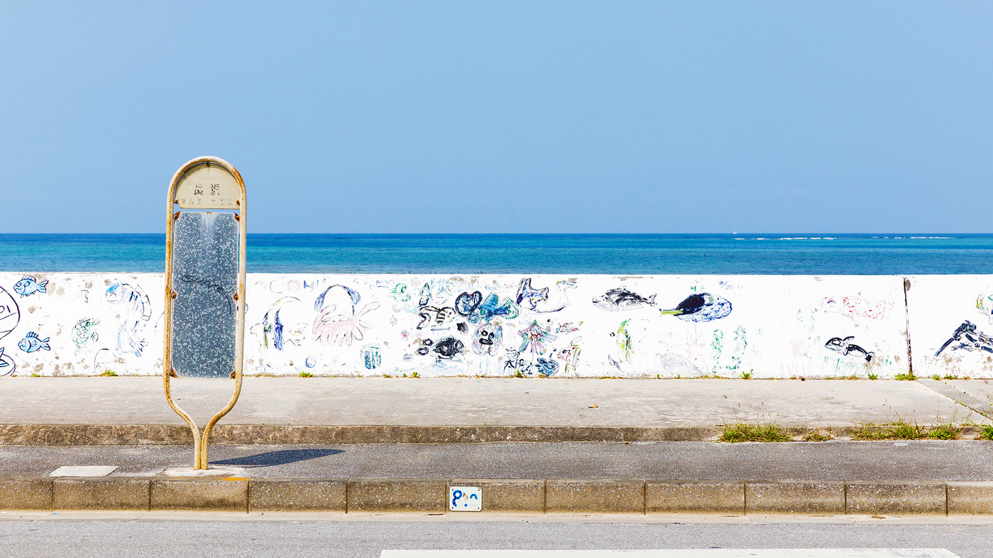 コンドミニアム近くのバス停