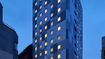 施設の正面 (日没後) / 5