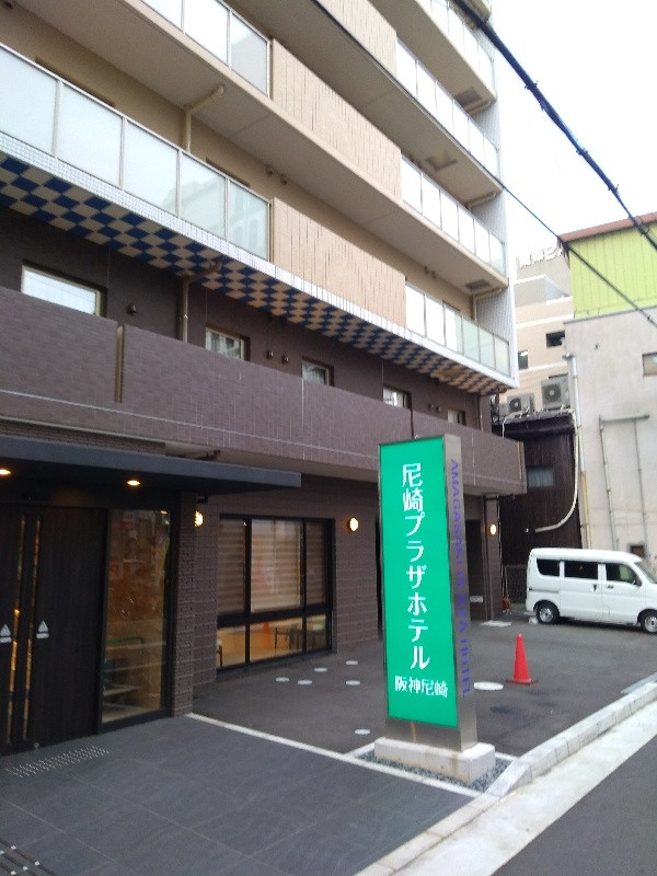 ホテル玄関前。駐車場もあります。