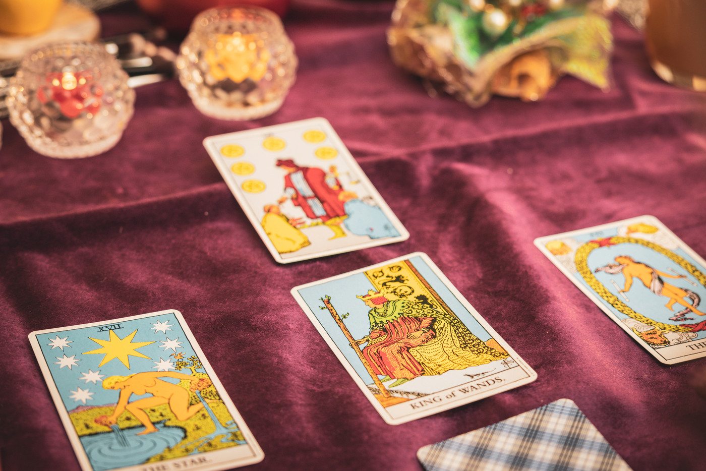 タロット占いをする女性