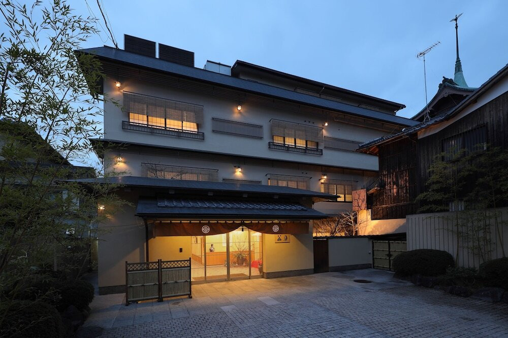 施設の正面 (日没後)