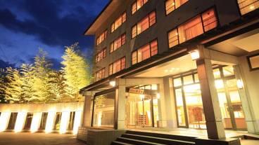 施設の正面 (日没後) / 5