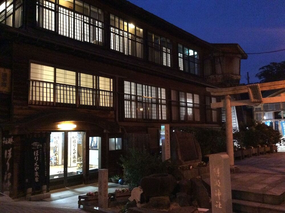 施設の正面 (日没後)