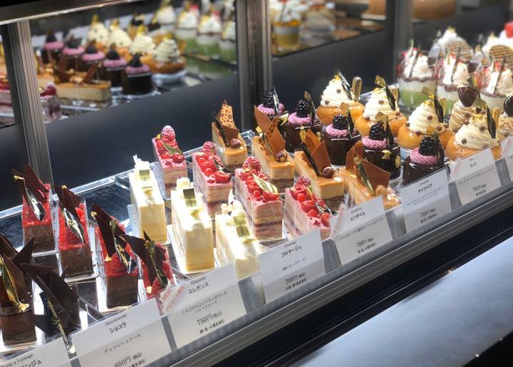 記念日ケーキを買いに
銀座のパティスリーへ / 1